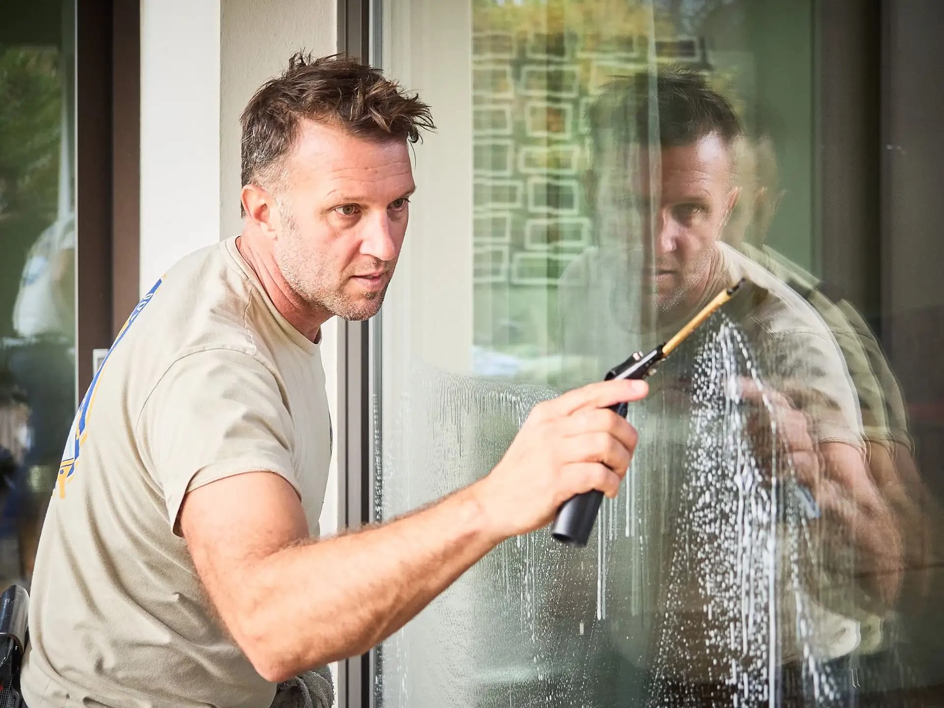 Justin Orloff reinigt Fenster eines Premium-Objekts in Wien