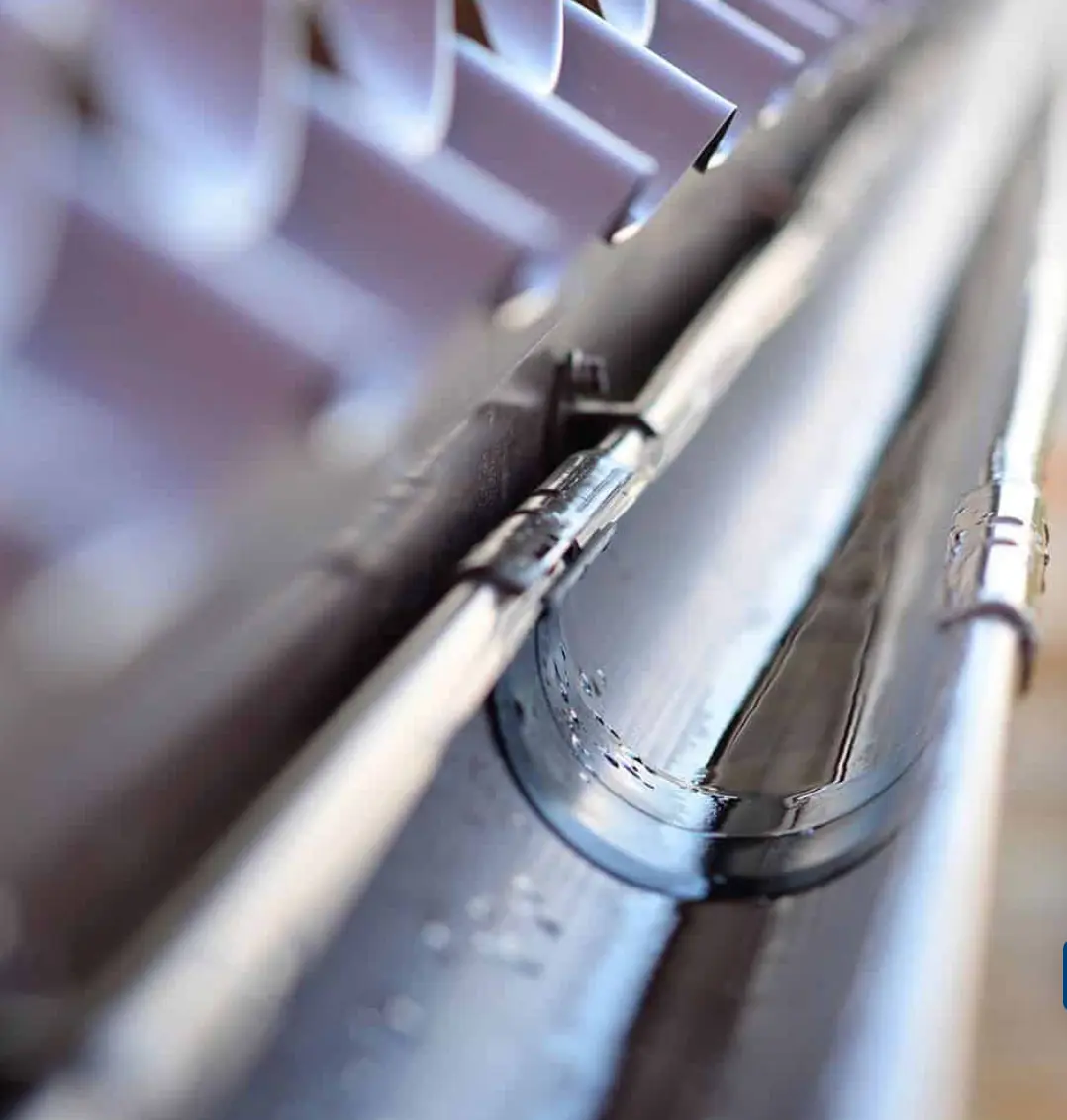 Professionelle Dachrinnenreinigung bei einem Wohnhaus | Orloff's