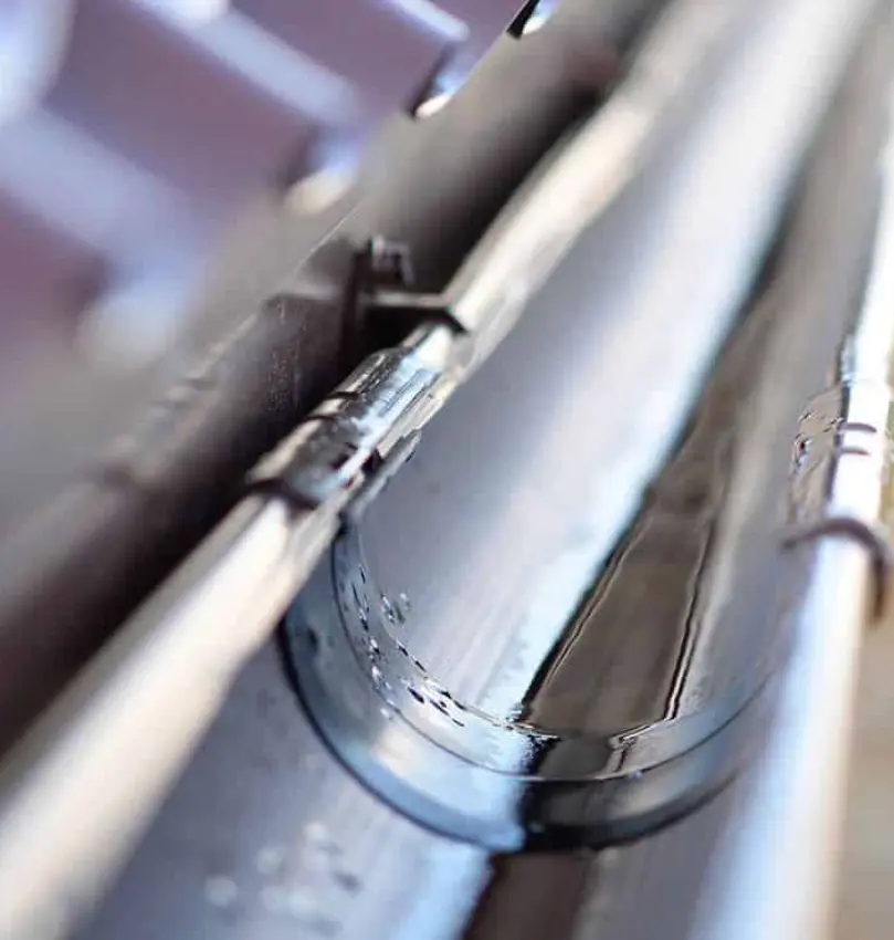 Professionelle Dachrinnenreinigung bei einem Wohnhaus Professionelle Dachrinnenreinigung bei einem Wohnhaus