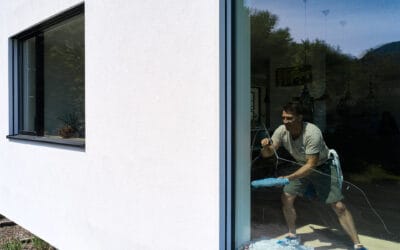Wie putzt man Fenster richtig? Tipps und Tricks für streifenfreie Fenster.